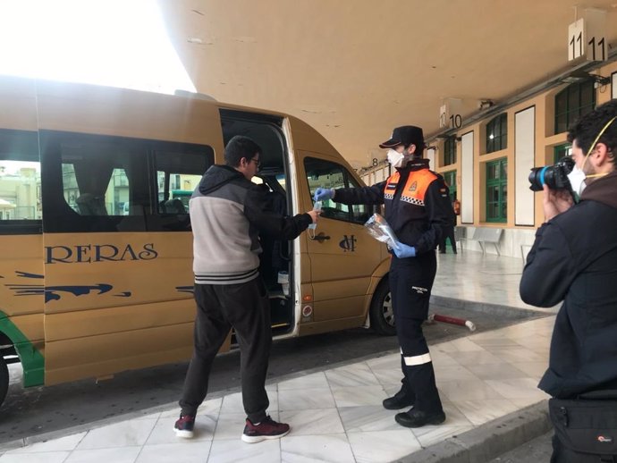 VÍDEO: El primer tramo de entrega de mascarillas en Andalucía se hace con normalidad y poca afluencia de población