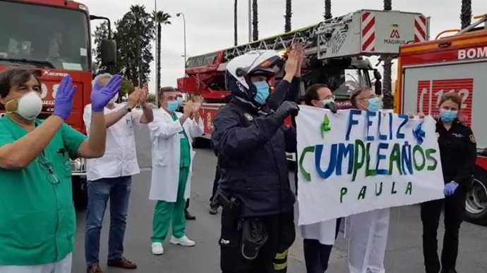Efectivos de Policía Nacional, Bomberos de Huelva y sanitarios del hospital Juan Ramón Jiménez felicitan el cumpleaños a una niña de cuatro años ingresada en el centro hospitalario