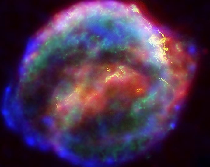 Descubren una supernova dos veces más brillante que el resto