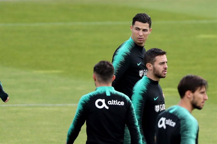 Cristiano Ronaldo durante un entrenamiento con sus compañeros de la selección portuguesa de fútbol