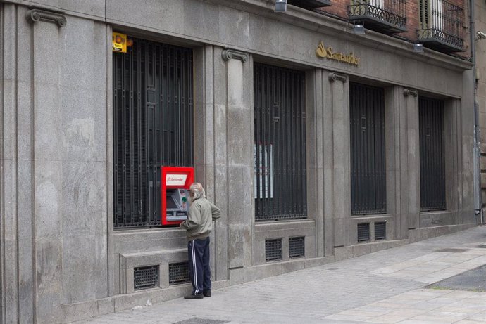 Una persona saca dinero de un cajero del centro de Madrid.