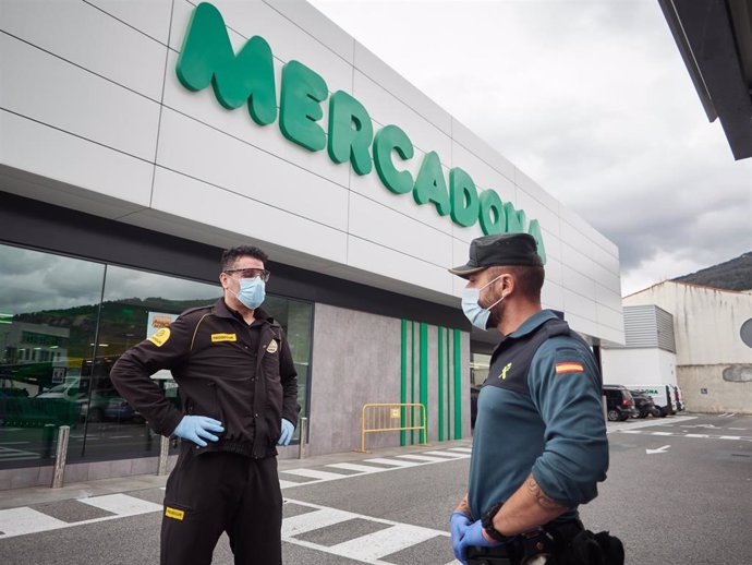 La Guardia Civil controla el cumplimiento de las normas de confinamiento en el aparcamiento de un Supermercado Mercadona de la población de Ansoain (Navarra) por el Estado de Alarma provocado por el coronavirus, COVID19.