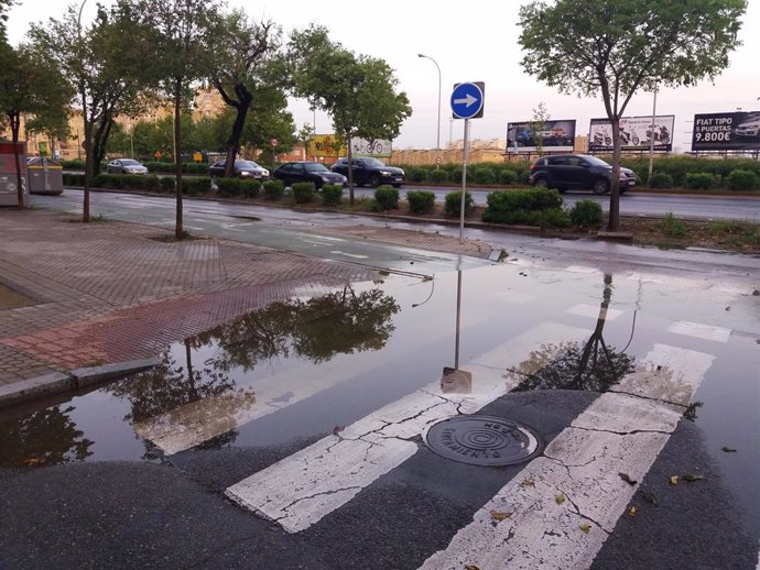Una calle de Sevilla tras los efectos de lluvias y tormentas nocturnas