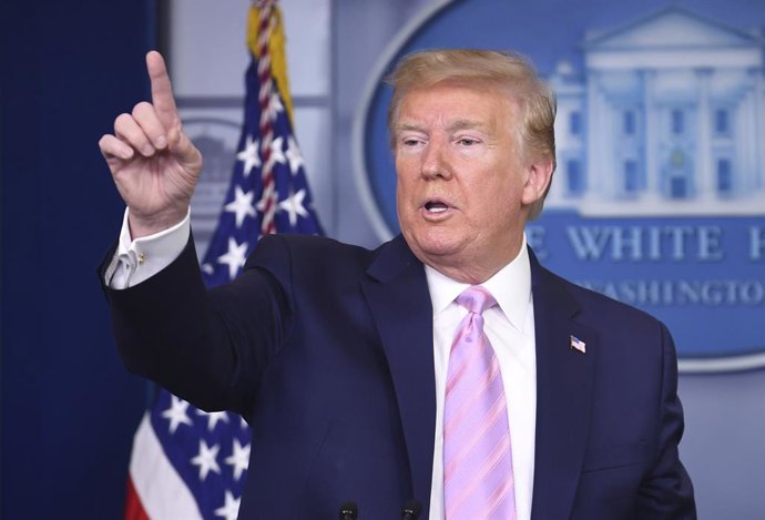 Coronavirus.- Trump alega que es él quien tiene la última palabra sobre la react