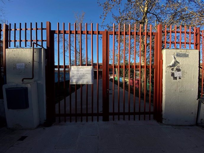 Colegio cerrado en Madrid el pasado mes de marzo tras la suspensión de las clases por la pandemia del coronavirus.