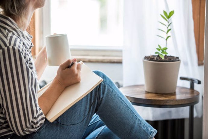 Mujer escribiendo