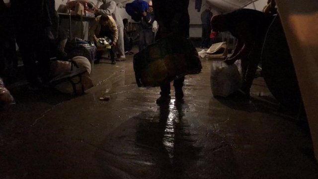 Marroquíes en el traslado a otra instalación tras inundarse el campamento provisional en Melilla