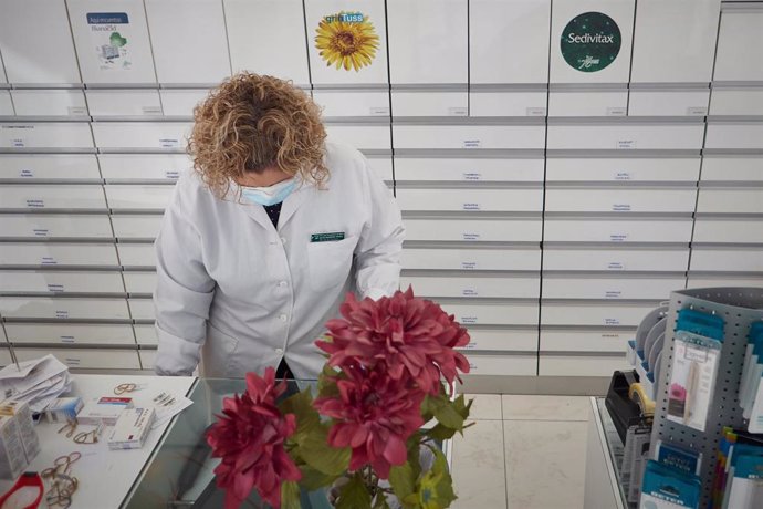 Las farmacias continúan abiertas a pesar de la escasez de productos de protección sanitaria durante el período de confinamiento del estado de alarma por coronavirus, covid-19. En Pamplona, Navarra (España) a 28 de marzo de 2020.