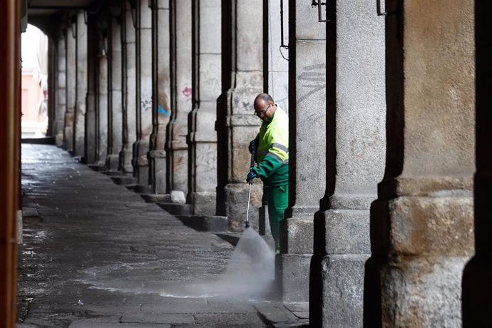Un operario de limpieza desinfecta los soportales de la Plaza Mayor