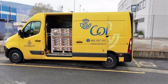 Una furgoneta de Correos con donaciones a los sanitarios