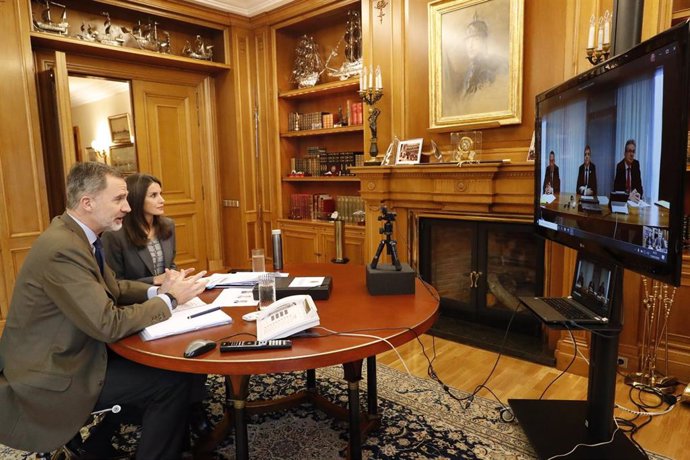 Los Reyes Felipe VI y Letizia se reúnen por videoconferencia con responsables de la Sociedad Estatal de Correos y Telégrafos, quienes les han explicado las medidas adoptadas durante la crisis por el coronavirus para adaptar su sistema de trabajo, además