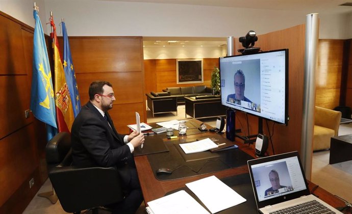 El presidente del Principado, Adrián Barbón, durante la videoconferencia informativa con el grupo de trabajo constituido en la Junta General para el seguimiento y evaluación del coronavirus en Asturias.