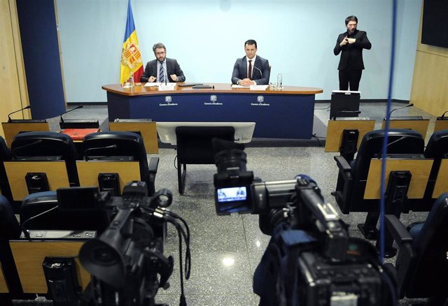 El ministro de Finanzas de Andorra, Eric Jover, el ministro de Presidencia, Jordi Gallardo, y el intérprete del lenguage de los signos, David Jiménez, en la sala de prensa del Gobierno de Andorra