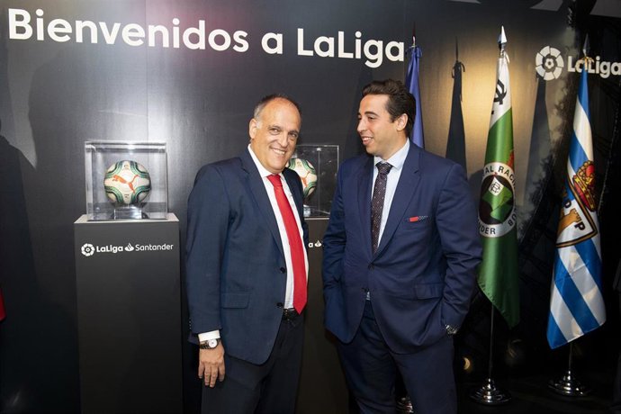 El presidente de LaLiga, Javier Tebas, y el presidente del CF Fuenlabrada, Jonathan Praena