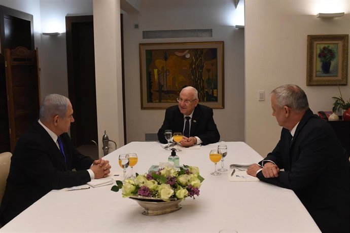 El presidente de Israel, Reuven Rivlin --en el centro de la imagen--, junto al primer ministro, Benjamin Netanyahu, a su derecha, y el líder del partido Azul y Blanco, Benny Gantz.