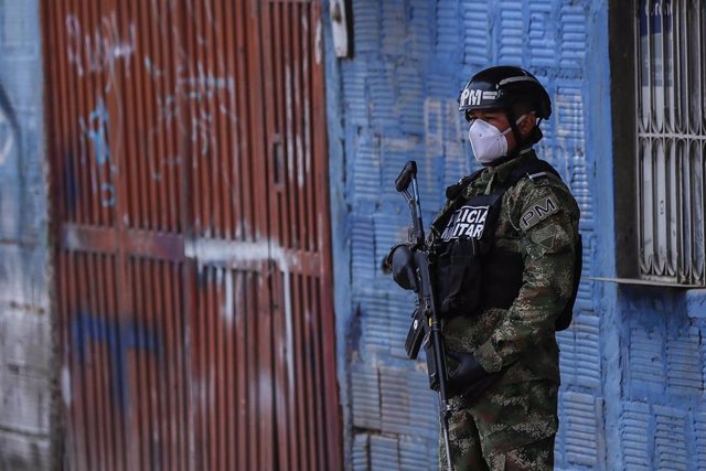 Un soldado de la Policía Militar de Colombia hace guardia en el municpio de Soacha, en el centro del país, durante el toque de queda decretado por el Gobierno como medida contra el Covid-19.