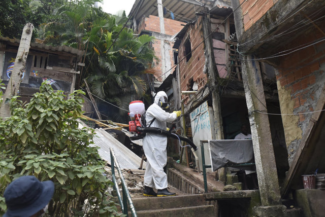 Trabajadores  del estado de Río de Janeiro durante las labores de desinfección de una favela del barrio de Botafogo.