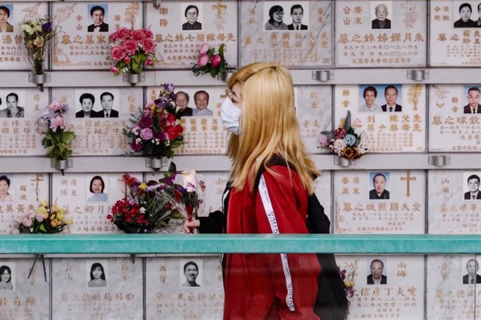 Una mujer acude a visitar a sus seres queridos a un cementerio público de Hong Kong.
