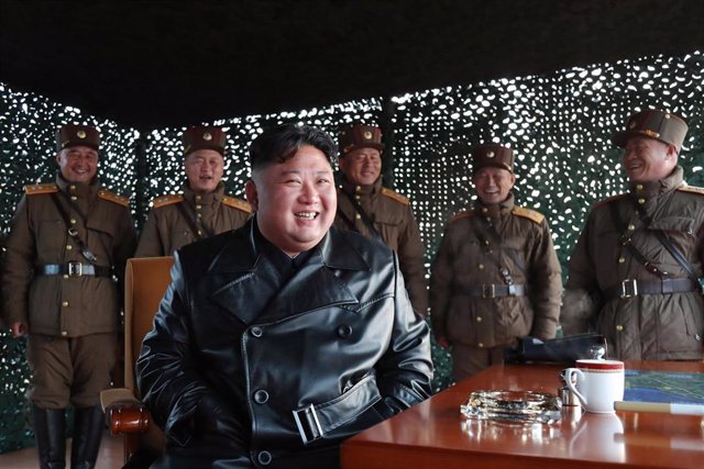 El líder de Corea del Norte, Kim Jong Un, supervisando unos ejercicios de artillería de las Fuerzas Armadas norcoreanas