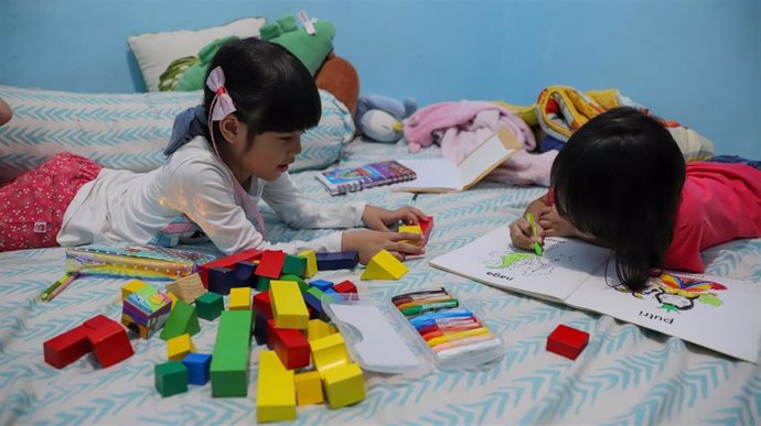 Dos niñas juegan en su casa de Yakarta