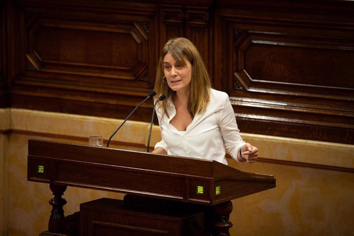 La líder de CatECP en el Parlament, Jéssica Albiach, interviene desde la tribuna en la sesión plenaria celebrada en el Parlament tres días después de conocerse la sentencia del 'procés', en Barcelona (Cataluña, España), a 17 de octubre de 2019.