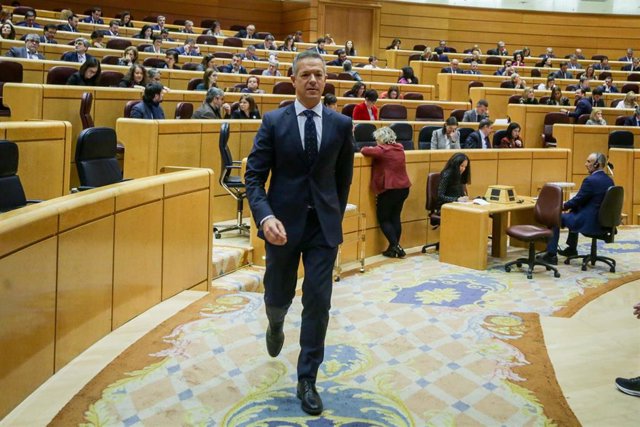 El portavoz del Grupo Parlamentario Socialista en el Senado, Ander Gil, abandona el hemiciclo del Senado durante la sesión de control al Gobierno en el Senado, en Madrid (España) a 3 de marzo de 2020.