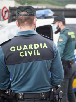 La Guardia Civil y la Policía Local controlan el cumplimiento de las normas de confinamiento en el aparcamiento de un Supermercado Mercadona de la población de Ansoain (Navarra)
