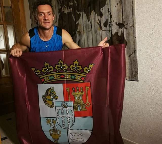 Luis Alonso con la bandera de la Diputacion de Segovia.