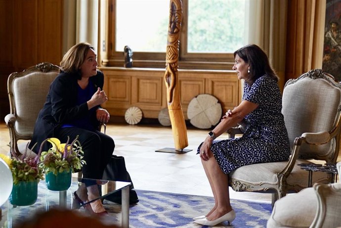 Las alcaldesas Ada Colau (Barcelona) e Anne Hidalgo (París)