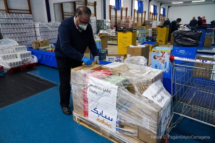 Donación de productos básicos de Sabic al centro de emergencia social del Ayuntamient