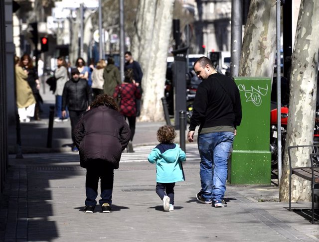 Unos padres pasen junto a su hija en el primer día sin colegio por el riesgo del coronavirus, en Madrid (España) a 11 de marzo de 2020.