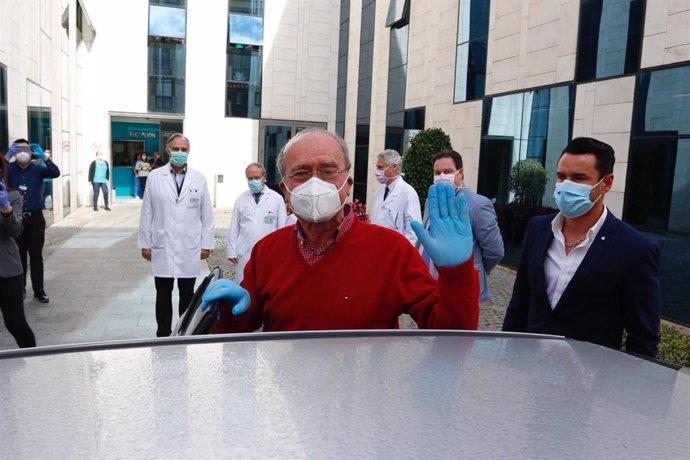 El alcalde de Málaga, Francisco de la Torre, sale sonriente del hospital donde fue intervenido el sábado 11 de abril de un hematoma subdural crónico. (Málaga, a 14 de abril de 2020)