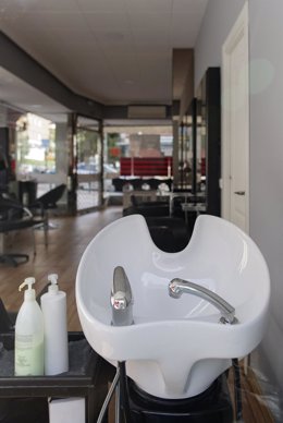 Una peluquería vacía después de que el Gobierno decretase su cierre durante el primer día laborable desde que se decretó el estado de alarma en todo el territorio nacional a consecuencia del coronavirus, en Alcorcón (Madrid), a 16 de marzo de 2020.