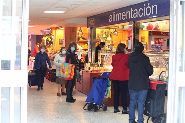 Gran afluencia de personas en un mercado de Moratalaz durante la Semana Santa en la que es ya la cuarta semana de confinamiento por la crisis del coronavirus en España, en Madrid, (España), a 8 de abril de 2020.