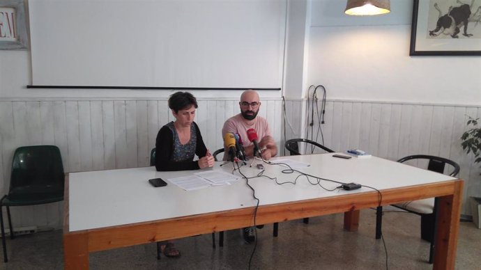 El president del GOB, Amadeu Corbera, i la portaveu del GOB, Margalida Ramis, en roda de premsa.
