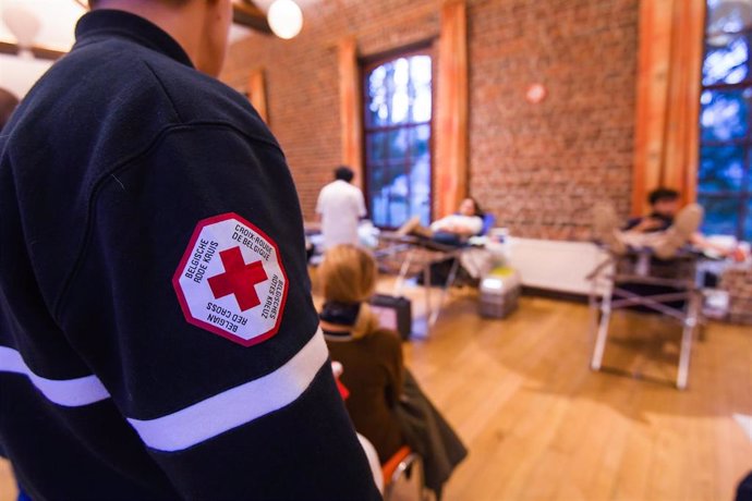 Un voluntario de la Cruz Roja en Bélgica