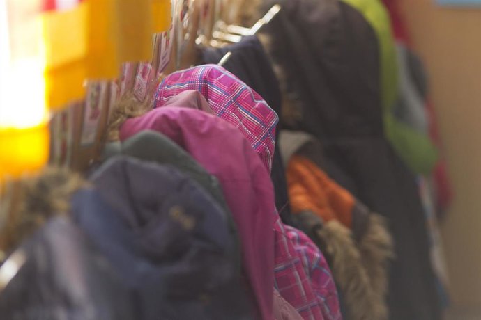 Abrigos de niños en el aula de un colegio