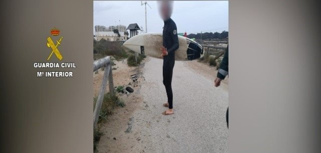 Surfista sorprendido en Guardamar por la Guardia Civil