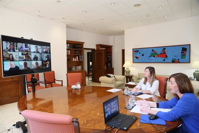 La presidenta del Govern, Francina Armengol, y la consellera de Salud, Patricia Gómez, se reúnen con los expertos del comité de alerta del COVID en Baleares por videoconferencia.