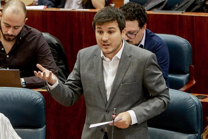 El diputado de Más Madrid en la Asamblea de Madrid, Pablo Gómez Perpiny, interviene desde su escaño en una sesión plenaria. Archivo.