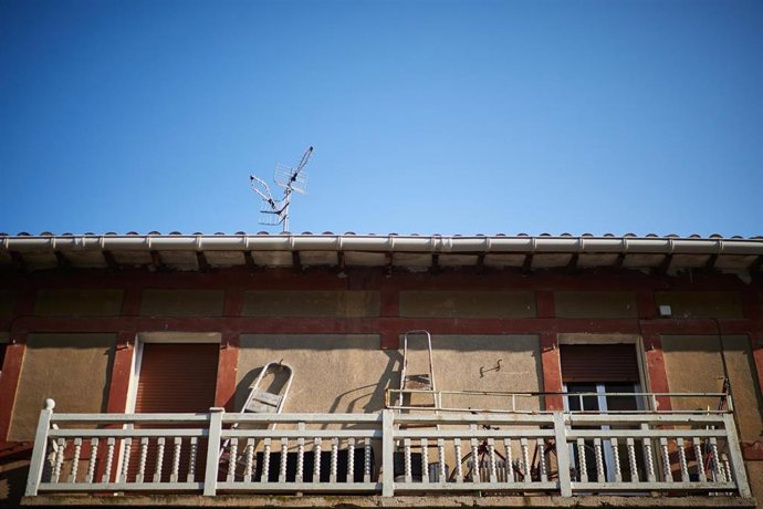 Detalle de un balcón de la localidad durante el período de confinamiento durante el estado de alarma por coronavirus, covid-19. En Pamplona, Navarra (España) a 27 de marzo de 2020.