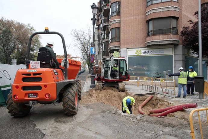 Varios obreros trabajan en las obras de Plaza de España el día en el que se reactiva la actividad laboral no esencial en las empresas cuyos empleados no puedan teletrabajar cuando se cumple un mes desde el inicio del estado de alarma