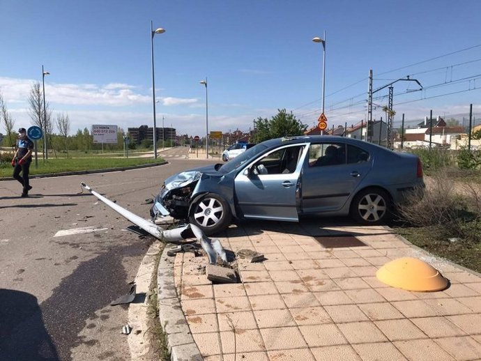 Accidente de tráfico en Valladolid en el que un vehículo ha derribado una farola.