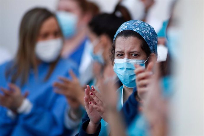 Varios sanitarios aplauden en el Hospital Infanta Elena de Valdemoro, en Madrid.
