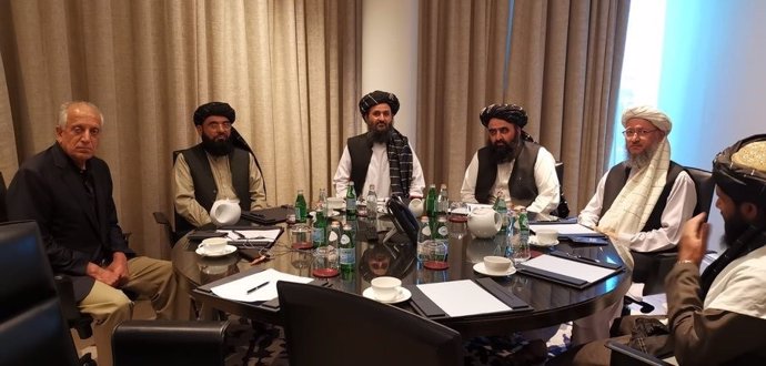 Reunión de Khalilzad con una delegación de los talibán afganos encabezada por el mulá Abdul Ghani Baradar, en Doha