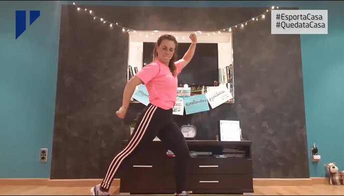 Imagen de uno de los vídeos con rutinas deportivas publicados en los últimos días.