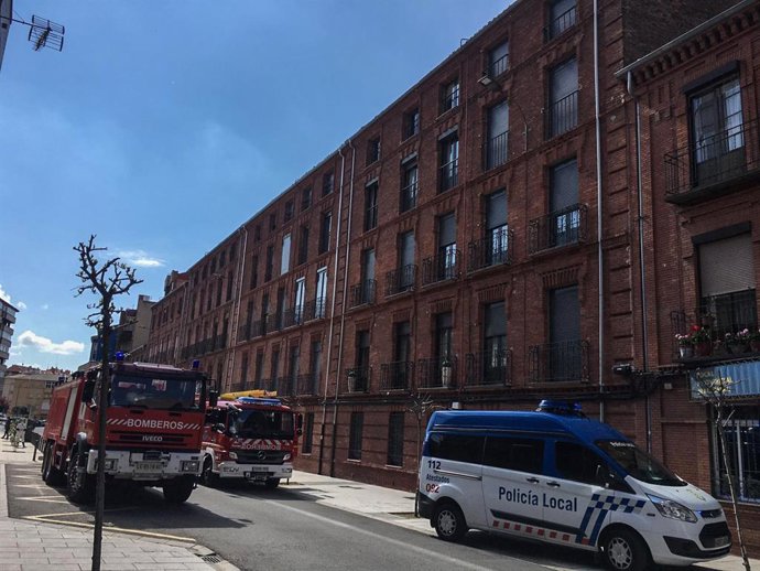 Bomberos de León intervienen para sofocar un incendio.