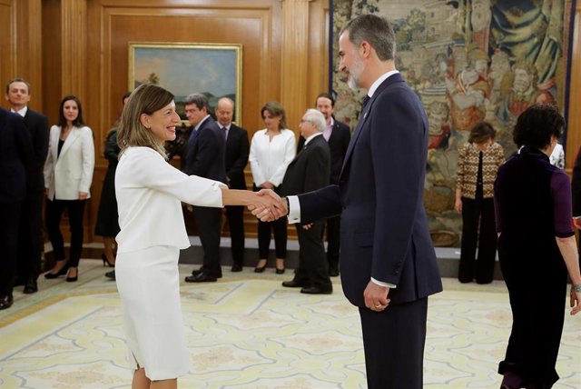 La nueva la ministra de Trabajo, Yolanda Díaz, saluda al Rey Felipe VI, tras la jura de su cargo en el Palacio de la Zarzuela de Madrid, a 13 de enero de 2020.