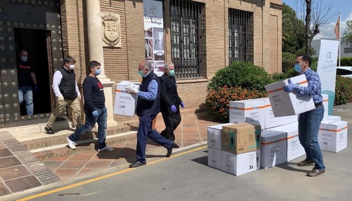 Entrega del material donado por la Fundación Bisturí Solidario al Colegio de Médicos de Málaga para luchar contra el coronavirus y paliar la falta de equipos de protección y mascarillas