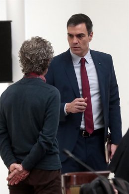El presidente del Gobierno, Pedro Sánchez, conversa con el director del Centro de Coordinación de Alertas y Emergencias Sanitarias del Ministerio, Fernando Simón (de espaldas), antes de la reunión del Comité Técnico de Gestión del COVID-19 el mismo día 